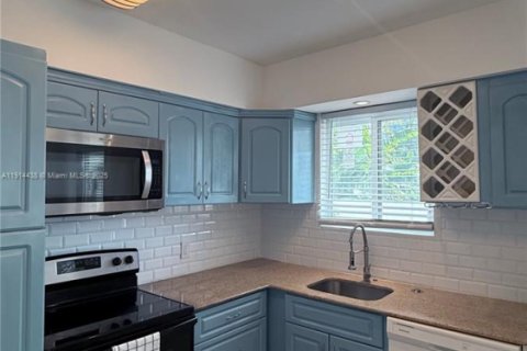 Снять в аренду кондоминиум в Майами-Бич, Флорида 2 спальни, № 1969994 - фото 2