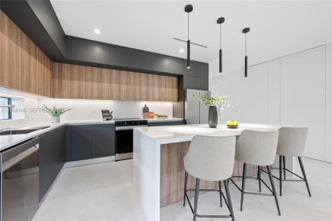 Townhouse in Miami, Florida 3 bedrooms, 157.1 sq.m. № 2040906 - photo 6