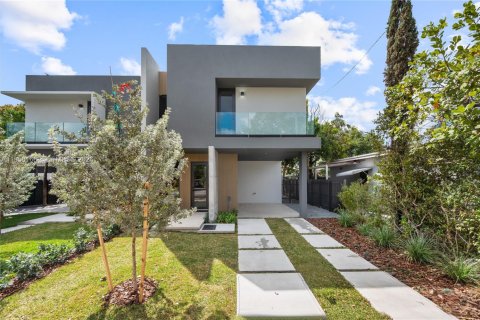 Townhouse in Miami, Florida 3 bedrooms, 157.1 sq.m. № 2040906