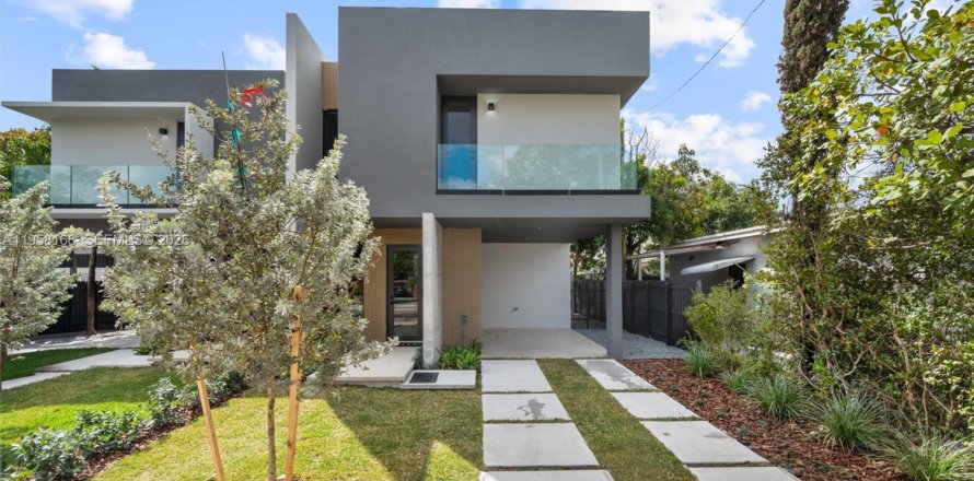 Townhouse in Miami, Florida 3 bedrooms, 157.1 sq.m. № 2040906