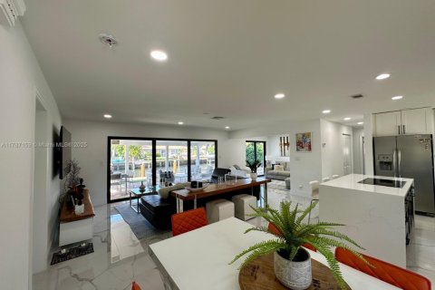 House in Lighthouse Point, Florida 3 bedrooms, 138.24 sq.m. № 1863013 - photo 4