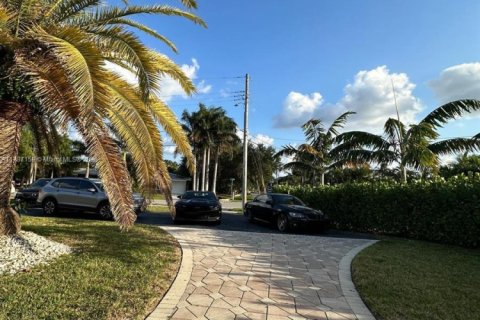 House in Lighthouse Point, Florida 3 bedrooms, 138.24 sq.m. № 1863013 - photo 3