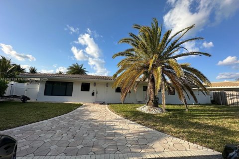 House in Lighthouse Point, Florida 3 bedrooms, 138.24 sq.m. № 1863013 - photo 1