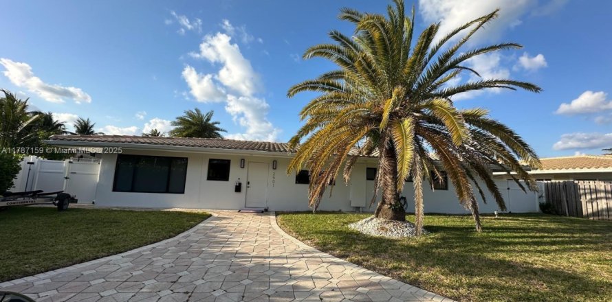 House in Lighthouse Point, Florida 3 bedrooms, 138.24 sq.m. № 1863013