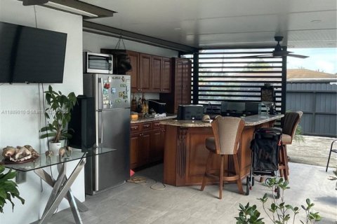 House in Hialeah, Florida 3 bedrooms, 124.12 sq.m. № 1941094 - photo 23
