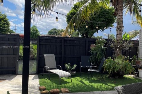 House in Hialeah, Florida 3 bedrooms, 124.12 sq.m. № 1941094 - photo 19