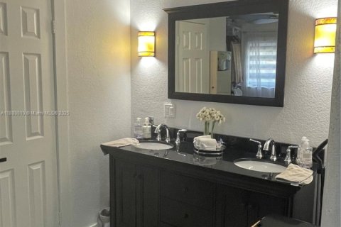 House in Hialeah, Florida 3 bedrooms, 124.12 sq.m. № 1941094 - photo 14