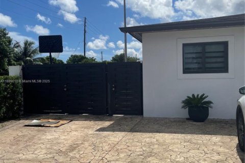 House in Hialeah, Florida 3 bedrooms, 124.12 sq.m. № 1941094 - photo 3