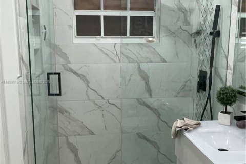 House in Hialeah, Florida 3 bedrooms, 124.12 sq.m. № 1941094 - photo 12