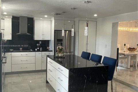 House in Hialeah, Florida 3 bedrooms, 124.12 sq.m. № 1941094 - photo 8