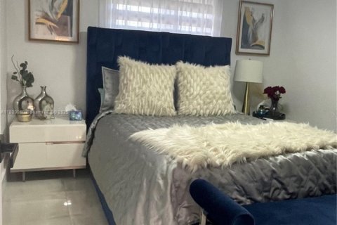 House in Hialeah, Florida 3 bedrooms, 124.12 sq.m. № 1941094 - photo 10