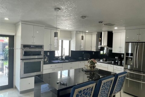 House in Hialeah, Florida 3 bedrooms, 124.12 sq.m. № 1941094 - photo 7
