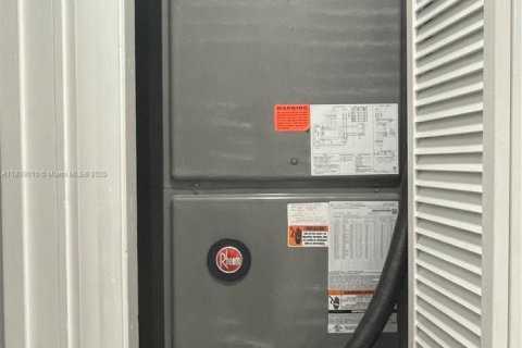 House in Hialeah, Florida 3 bedrooms, 124.12 sq.m. № 1941094 - photo 11