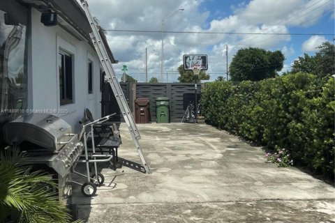 House in Hialeah, Florida 3 bedrooms, 124.12 sq.m. № 1941094 - photo 18