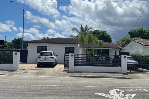 House in Hialeah, Florida 3 bedrooms, 124.12 sq.m. № 1941094 - photo 1