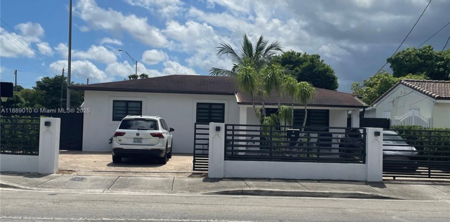 House in Hialeah, Florida 3 bedrooms, 124.12 sq.m. № 1941094