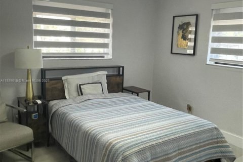 House in Hialeah, Florida 3 bedrooms, 124.12 sq.m. № 1941094 - photo 13