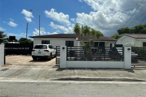 House in Hialeah, Florida 3 bedrooms, 124.12 sq.m. № 1941094 - photo 2