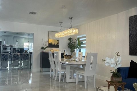 House in Hialeah, Florida 3 bedrooms, 124.12 sq.m. № 1941094 - photo 6