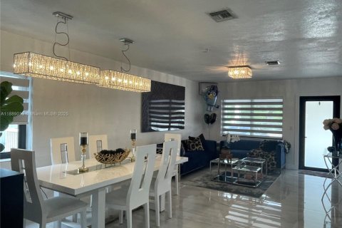 House in Hialeah, Florida 3 bedrooms, 124.12 sq.m. № 1941094 - photo 9