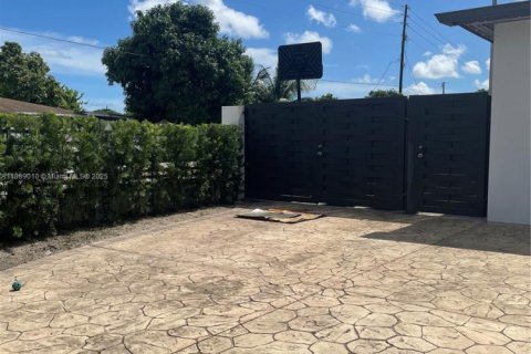House in Hialeah, Florida 3 bedrooms, 124.12 sq.m. № 1941094 - photo 4