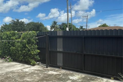 House in Hialeah, Florida 3 bedrooms, 124.12 sq.m. № 1941094 - photo 20