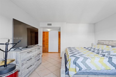Condo in Miami Beach, Florida, 2 bedrooms  № 2043301 - photo 16