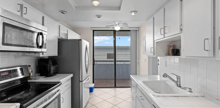 Condo in Miami Beach, Florida, 2 bedrooms  № 2043301