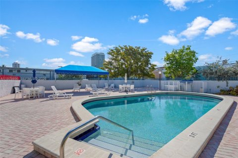 Condo in Miami Beach, Florida, 2 bedrooms  № 2043301 - photo 22