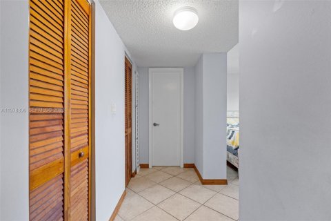 Condo in Miami Beach, Florida, 2 bedrooms  № 2043301 - photo 14