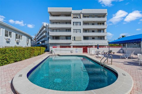 Condo in Miami Beach, Florida, 2 bedrooms  № 2043301 - photo 21