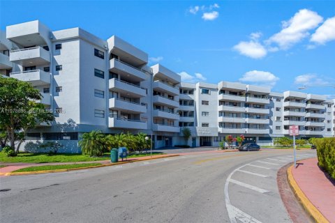 Condo in Miami Beach, Florida, 2 bedrooms  № 2043301 - photo 25