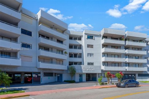 Condo in Miami Beach, Florida, 2 bedrooms  № 2043301 - photo 23