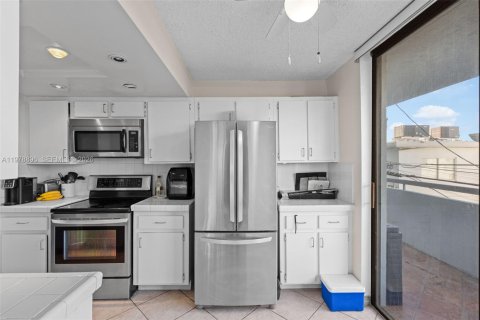 Condo in Miami Beach, Florida, 2 bedrooms  № 2043301 - photo 3