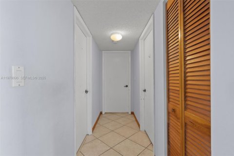 Condo in Miami Beach, Florida, 2 bedrooms  № 2043301 - photo 9