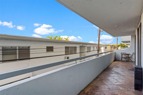 Condo in Miami Beach, Florida, 2 bedrooms  № 2043301 - photo 19