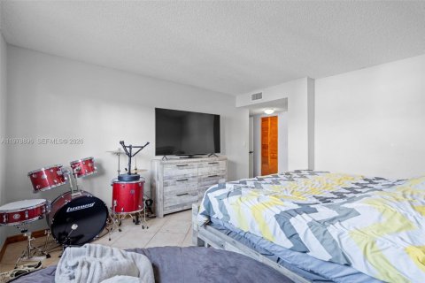 Condo in Miami Beach, Florida, 2 bedrooms  № 2043301 - photo 17