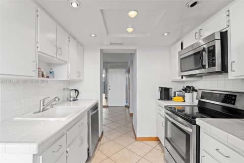 Condo in Miami Beach, Florida, 2 bedrooms  № 2043301 - photo 2