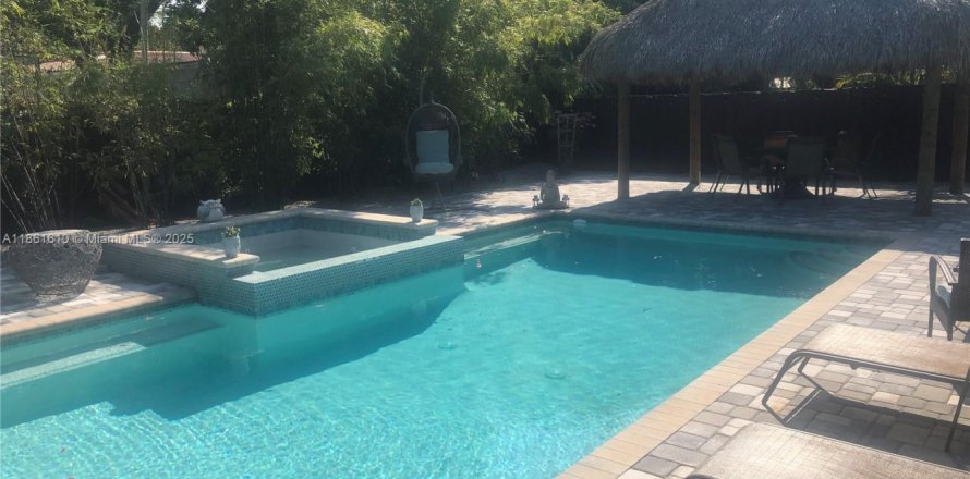 House in North Miami, Florida 2 bedrooms, 134.06 sq.m. № 1892200
