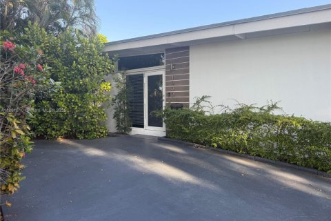 House in North Miami, Florida 2 bedrooms, 134.06 sq.m. № 1892200 - photo 14