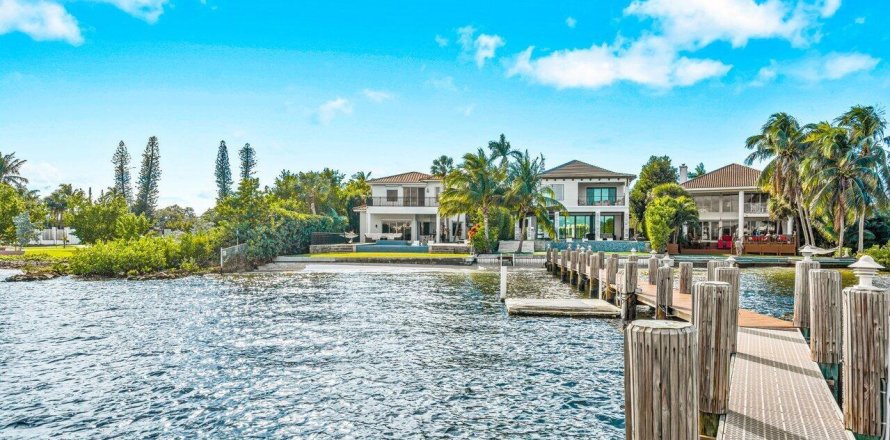 House in Lantana, Florida 5 bedrooms, 371.24 sq.m. № 684586