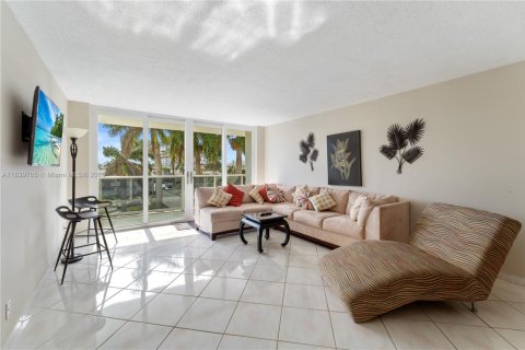 Condo in Hallandale Beach, Florida, 2 bedrooms  № 1830854 - photo 5