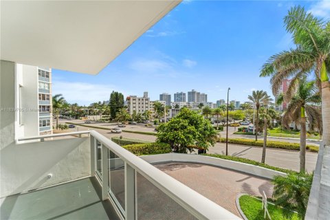 Condo in Hallandale Beach, Florida, 2 bedrooms  № 1830854 - photo 3