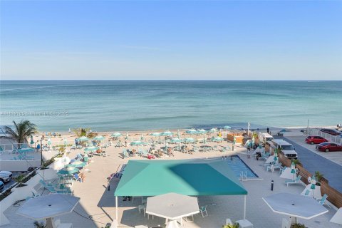 Condo in Hallandale Beach, Florida, 2 bedrooms  № 1830854 - photo 19