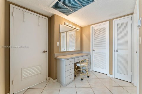 Condo in Hallandale Beach, Florida, 2 bedrooms  № 1830854 - photo 14