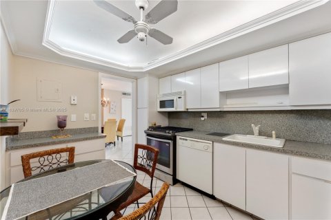 Condo in Hallandale Beach, Florida, 2 bedrooms  № 1830854 - photo 10