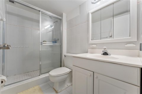 Condo in Hallandale Beach, Florida, 2 bedrooms  № 1830854 - photo 13
