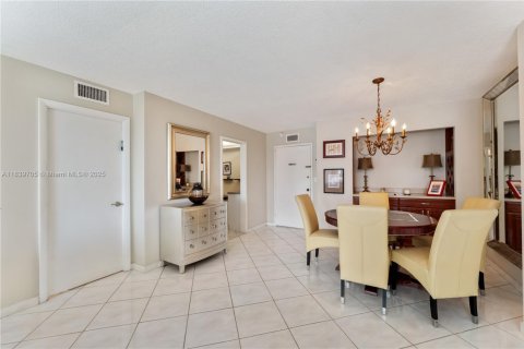 Condo in Hallandale Beach, Florida, 2 bedrooms  № 1830854 - photo 8