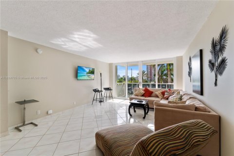 Condo in Hallandale Beach, Florida, 2 bedrooms  № 1830854 - photo 6