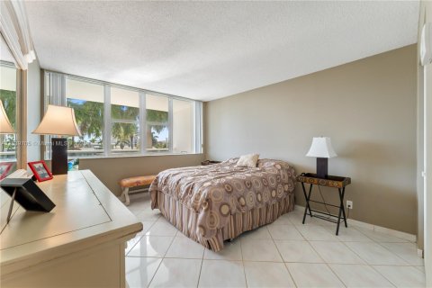 Condo in Hallandale Beach, Florida, 2 bedrooms  № 1830854 - photo 17